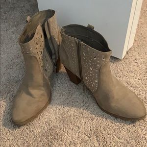 Jennifer Lopez size 9 taupe booties